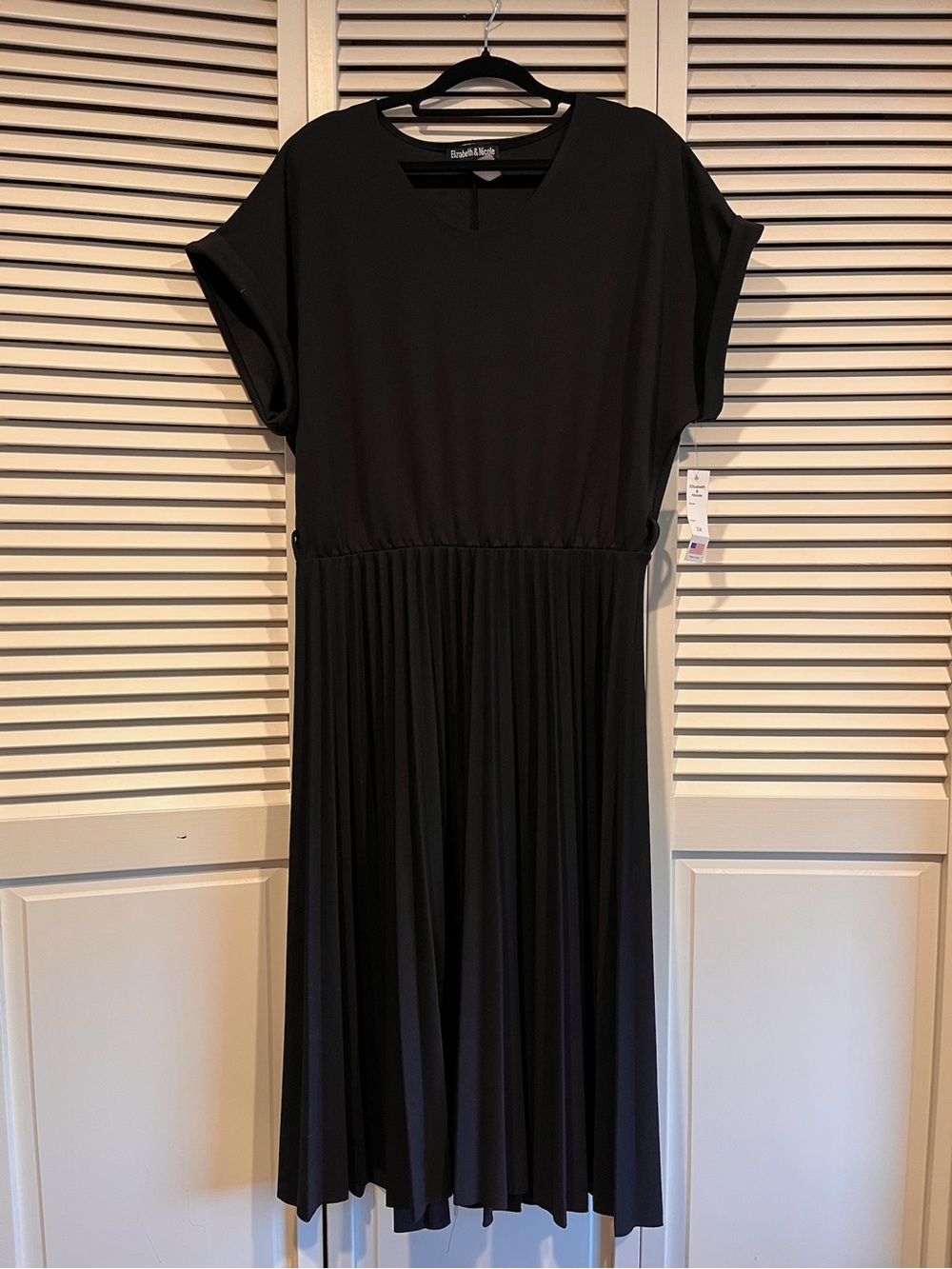 👗 Elizabeth & Nicole beachlunchlounge Black Pleated Midi Dress